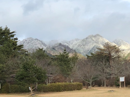 15余野公園から(左から、油日岳・加茂岳・忍者岳・三国岳).jpeg