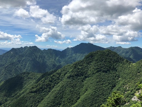 七曜岳からバリゴヤの頭(左)と稲村ヶ岳(右).jpg