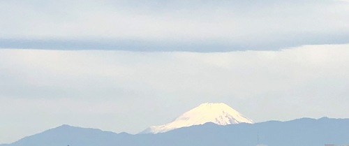 丹沢山塊の上に輝く富士山.jpeg