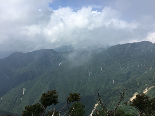 仏生ヶ岳(右)と七面山(左)、中央奥が弥山・八経ヶ岳方面.jpg