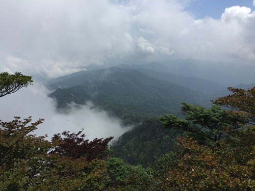 南奥駈方面を望む(大日岳も辛うじて顔を出す).jpg