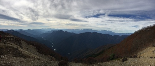 地倉山の南の稜線から見た奥駈道.jpg