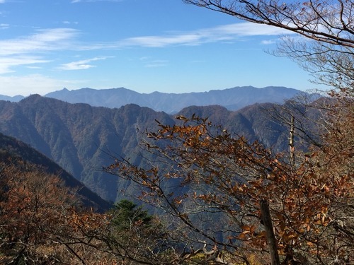 地倉山へ向かう稜線から見た釈迦ヶ岳から弥山までの大峰奥駈道の遠望.jpg