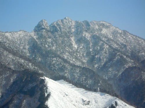 大日山と姿を現した稲村ヶ岳(三ツ塚から).jpg
