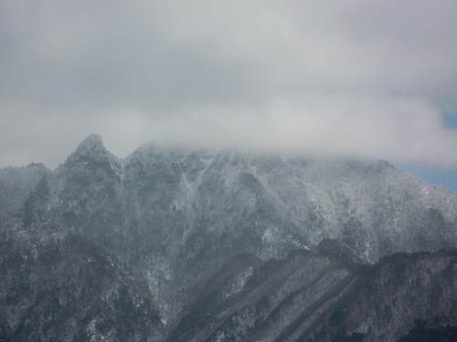 大日山と山頂を雲に隠す稲村ヶ岳.jpg