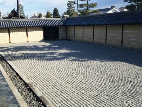 妙心寺東海庵方丈南庭と箒目の乱れ.jpg