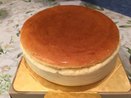 娘持参のホールのチーズケーキ.JPG