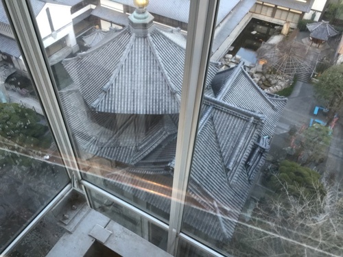 展望エレベータから見る六角堂.jpg