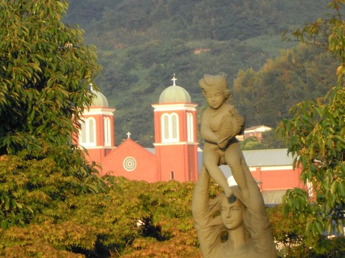 平和公園から望む浦上天主堂.jpg