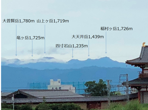 平城宮第一次大極殿院南門前から大峰山要部を望む.jpg