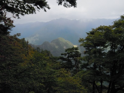弥山山頂直下から見下ろす鉄山.jpg