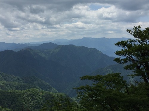 明神岳付近から大峰奥駈道を望む.jpg