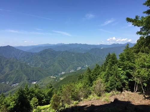 果無集落へ下る道から大峰山系を望む(中央「山」形が釈迦ヶ岳、右手台形が笠捨山).jpg