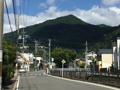 比叡山を正面に修学院離宮へ向かう.jpg