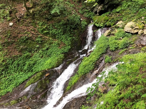 水簾の滝の上の水太谷の流れ。右上が無双洞で、ここから湧き出る水が合流する。.jpg