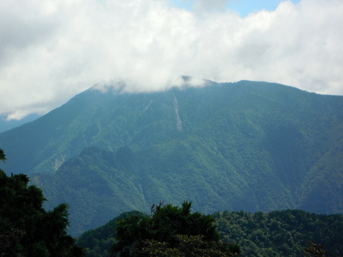 稲村ヶ岳から望む鉄山.jpg