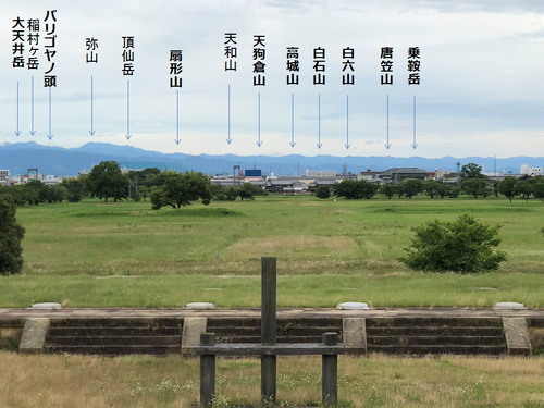 第二次大極殿の基壇から盆地南部の山々を望む2.jpg