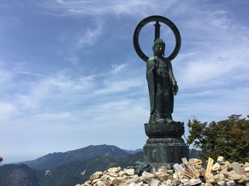 釈迦ヶ岳山頂の釈迦如来像と弥山・八経ヶ岳.jpg