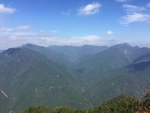 鉄山からナリゴヤの頭・大日山・稲村ヶ岳・山上ヶ岳・大普賢岳などを望む.jpg