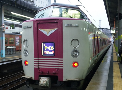 雨の出雲市駅で発車を待つ特急「やくも」.jpg