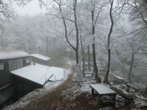 雪の稲村小屋.jpg